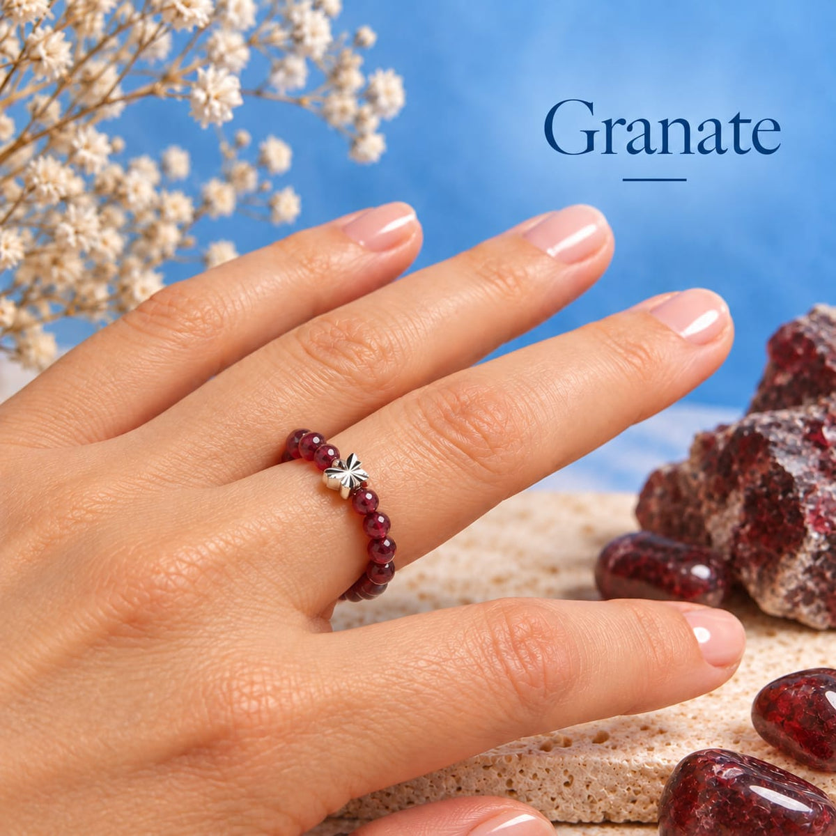 Anillo de Granate Facetado con Mariposa