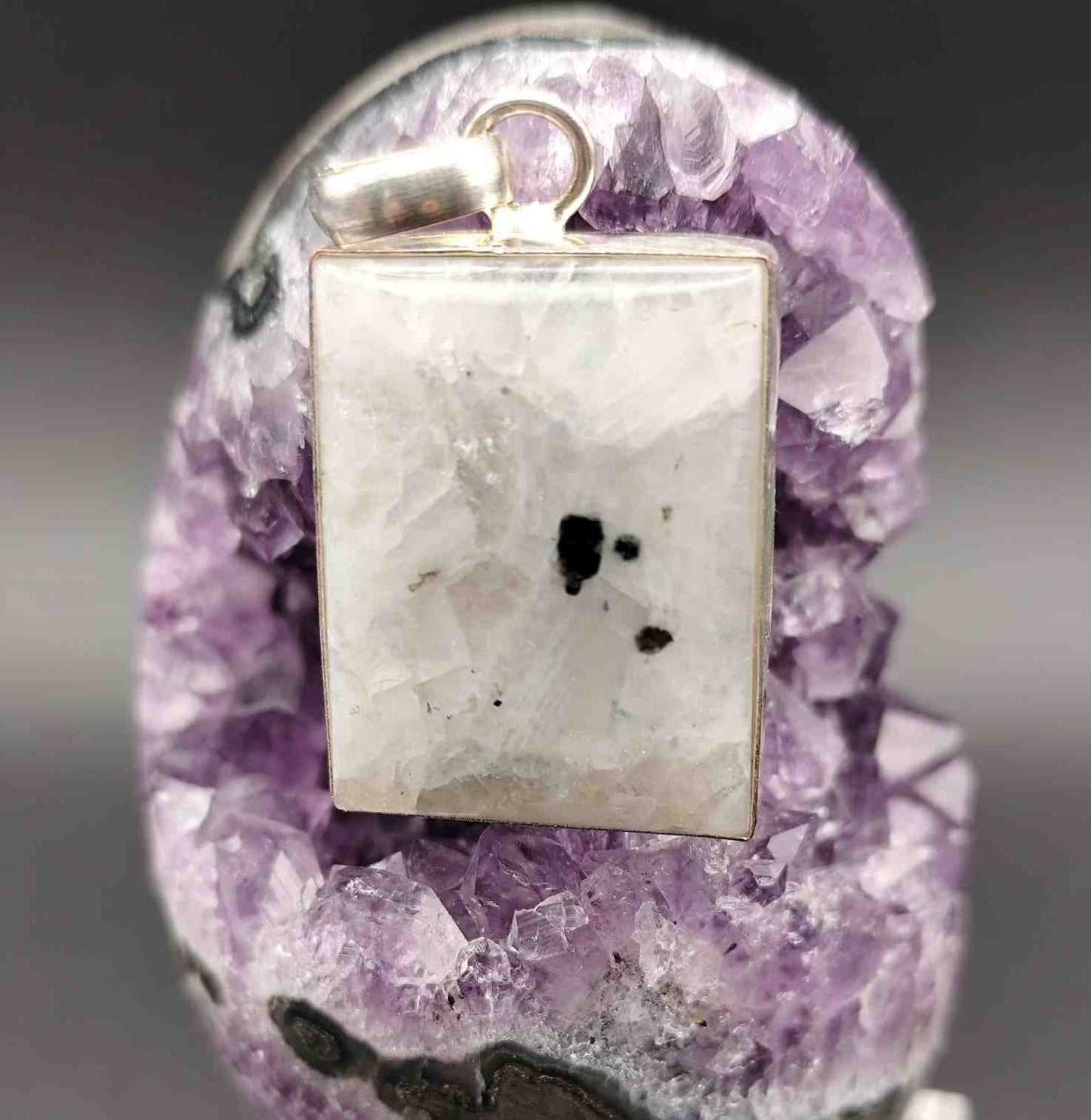 Colgante de Piedra Luna con Turmalina