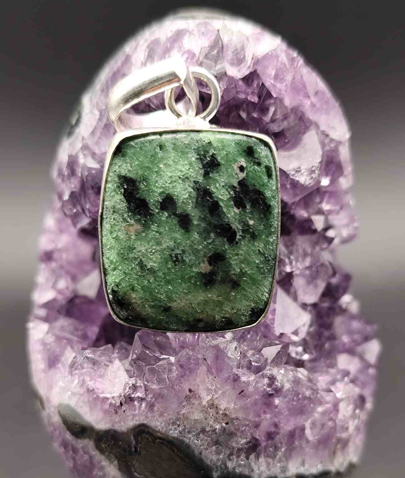 Colgante de Zoisita