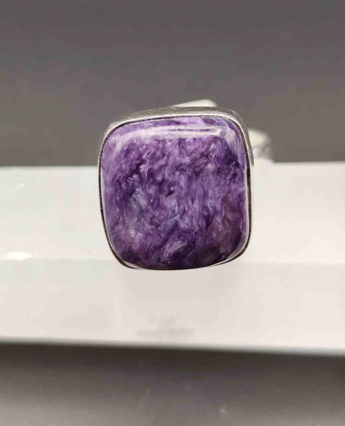 Anillo de Charoita