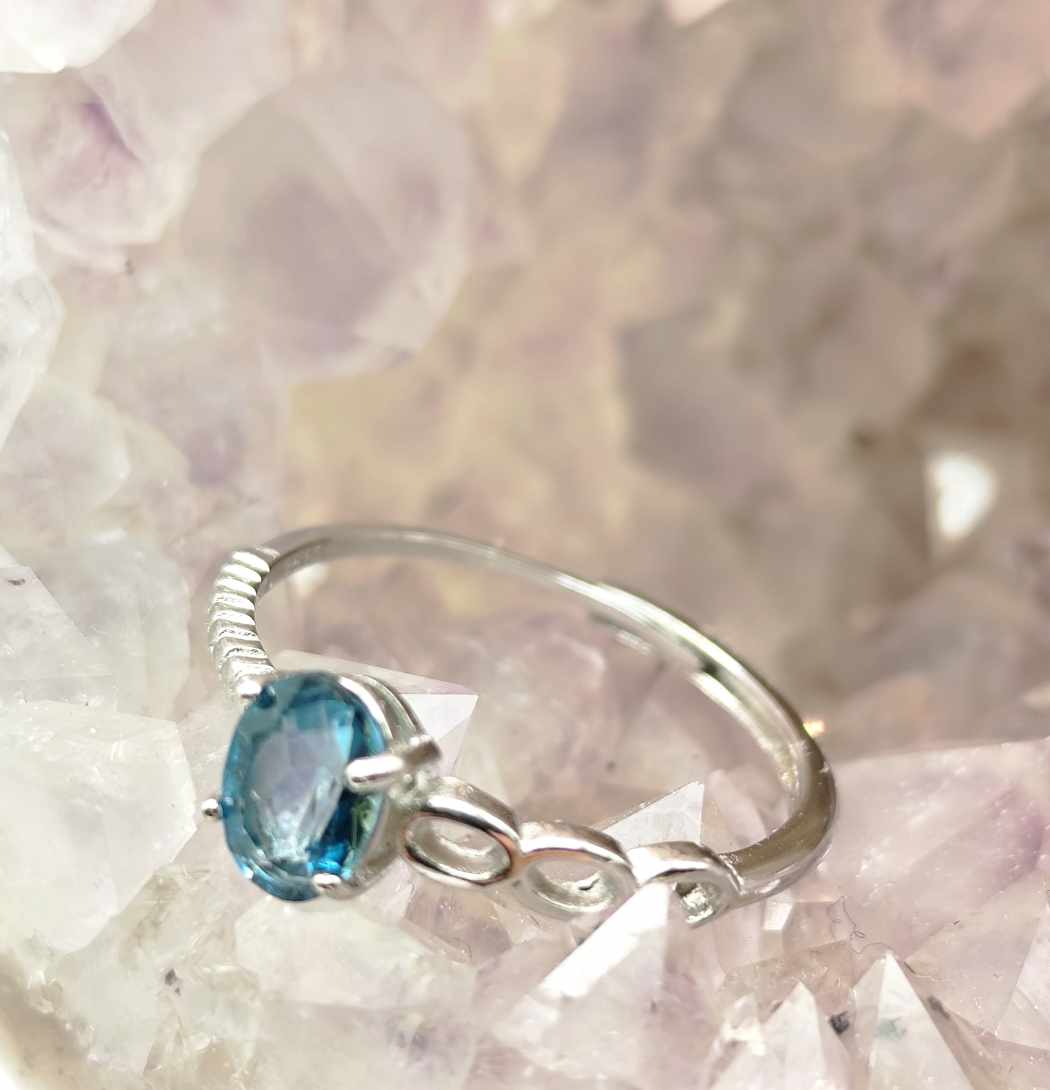 Anillo de Topacio Azul London de plata