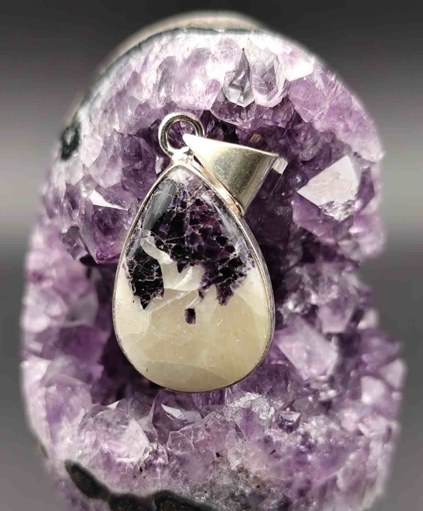 Colgante de Piedra Luna con Turmalina